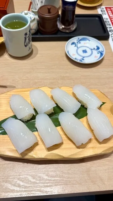 나가레즈시 산다이메 오토와 미쿠니점의 나무 접시에 두 줄로 담은 오징어 초밥