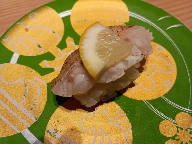 모리모리스시 이온 몰 오사카 돔점의 레몬을 얹은 표면을 구운 생선 초밥