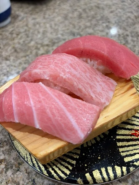 에도마에 카이텐스시 키슈우 야이치 텐노오지 MIO 플라자점의 나무 받침에 담긴 참치 초밥 세 점