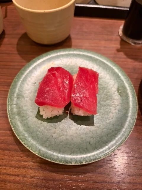 카이텐 스시 카이코우의 붉은 참치 초밥 두 점