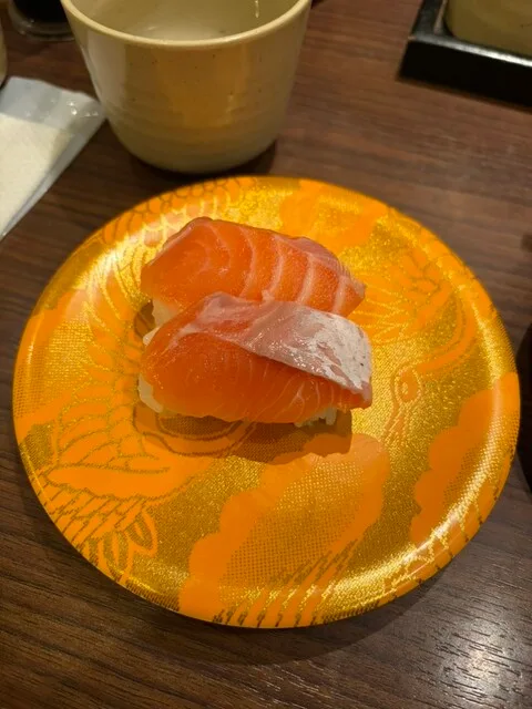카이텐 스시 카이코우의 금빛 접시에 담긴 연어 초밥
