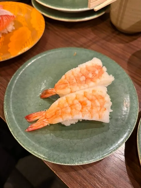 카이텐 스시 카이코우의 익힌 새우를 올린 초밥 두 점