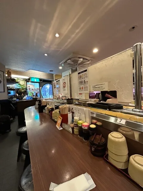 카이텐 스시 카이코우의 초밥 레일을 따라 이어진 카운터 좌석