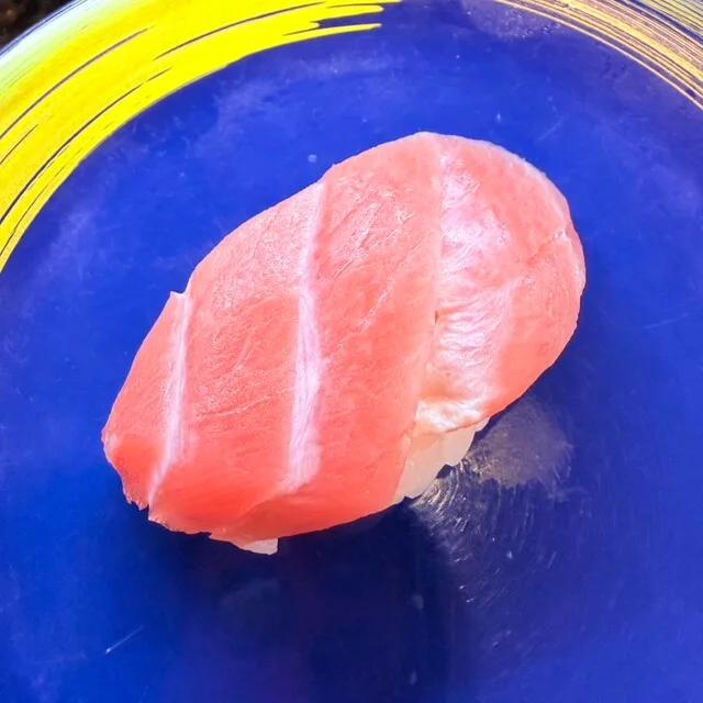 카이텐스시 사카에 한큐 히가시도오리점의 푸른 접시에 담긴 참치 초밥