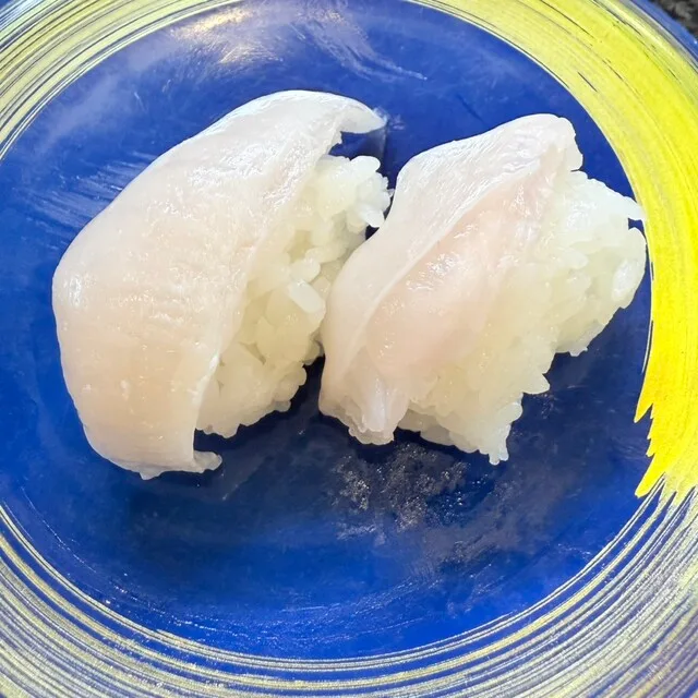 카이텐스시 사카에 한큐 히가시도오리점의 흰살생선 초밥 두 점