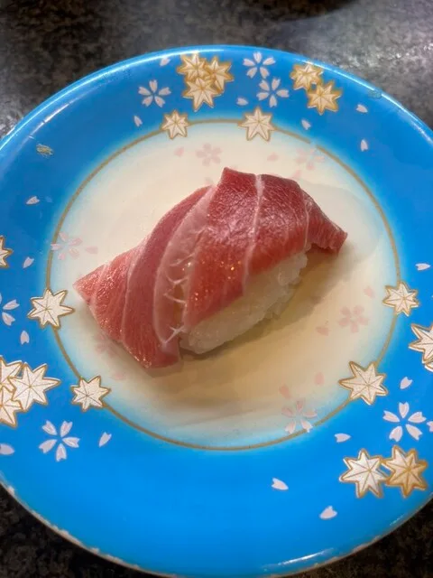 카이텐스시 사카에 한큐 히가시도오리점의 접시 중앙에 놓인 참치 초밥 한 점