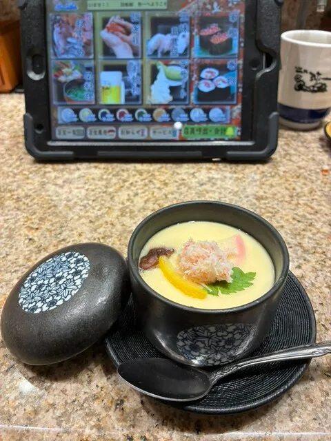 키슈 야이치 한큐 우메다혼텐의 주문 태블릿 앞에 놓인 달걀찜