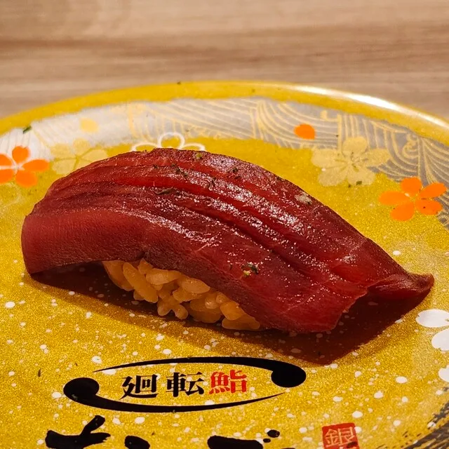 회전스시 긴자 오노데라 오사카점의 금빛 접시에 놓인 붉은 참치 초밥
