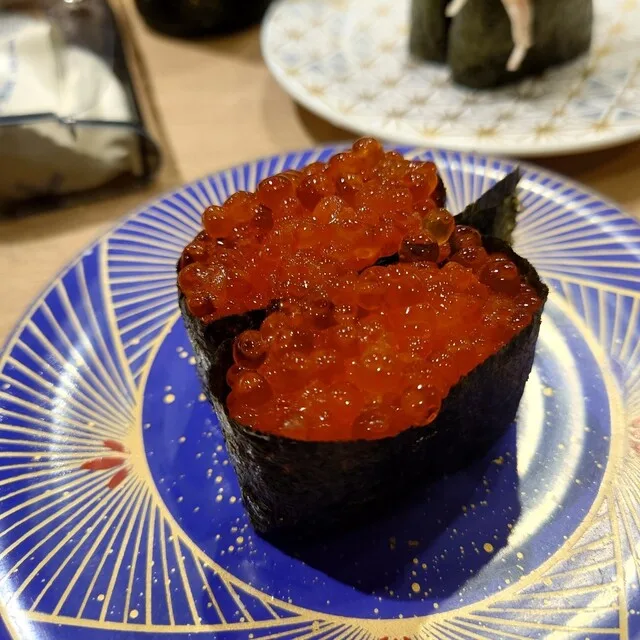 회전스시 신타케의 연어알을 올린 군함말이 두 점