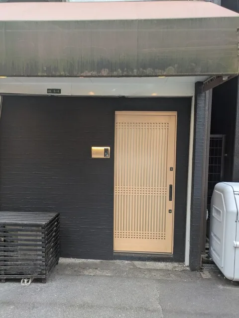 스시도코로 카이하라의 정문 나무문이 인상적이다