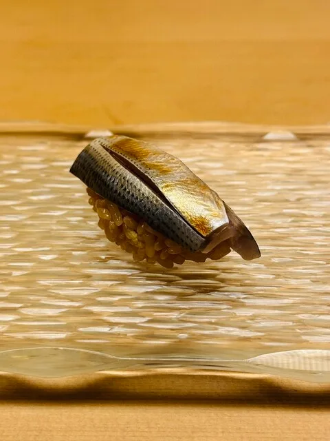 Takahashi Kentaro의 은빛 껍질이 붙은 생선 초밥