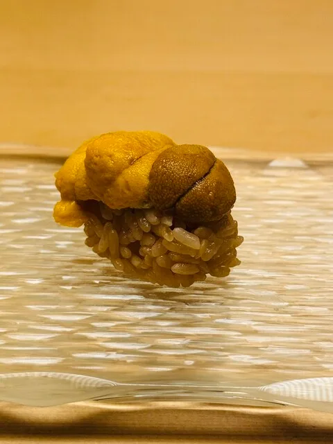 Takahashi Kentaro의 성게알을 올린 초밥