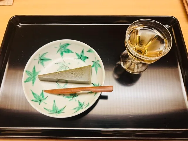 Takahashi Kentaro의 작은 후식과 음료를 함께 담은 쟁반