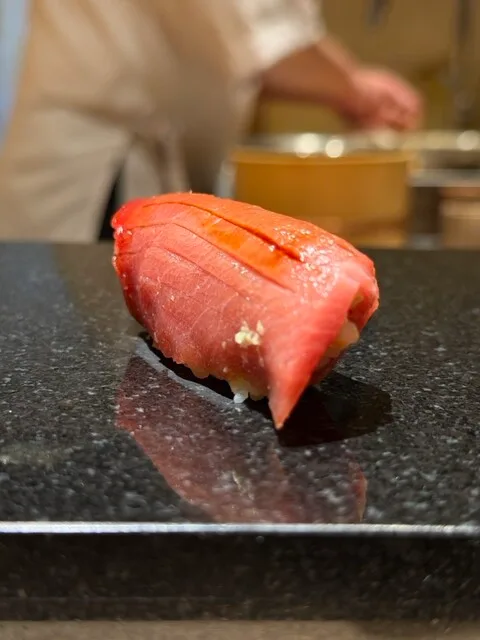 스시 오오하타의 검은 받침에 놓인 참치 초밥
