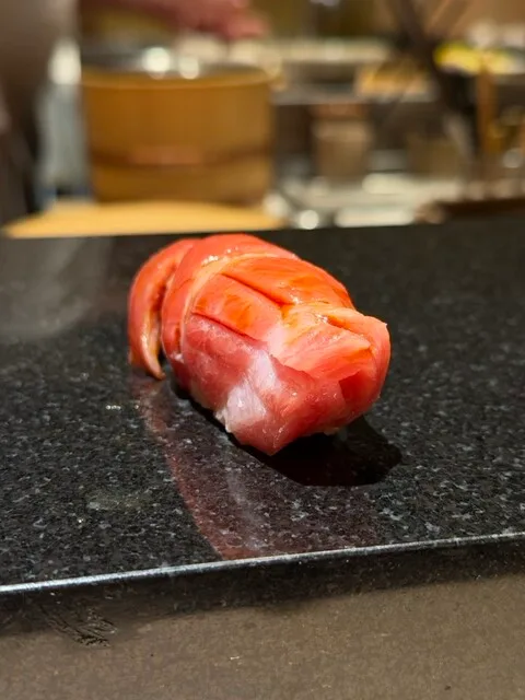 스시 오오하타의 칼집을 낸 참치 초밥의 옆면