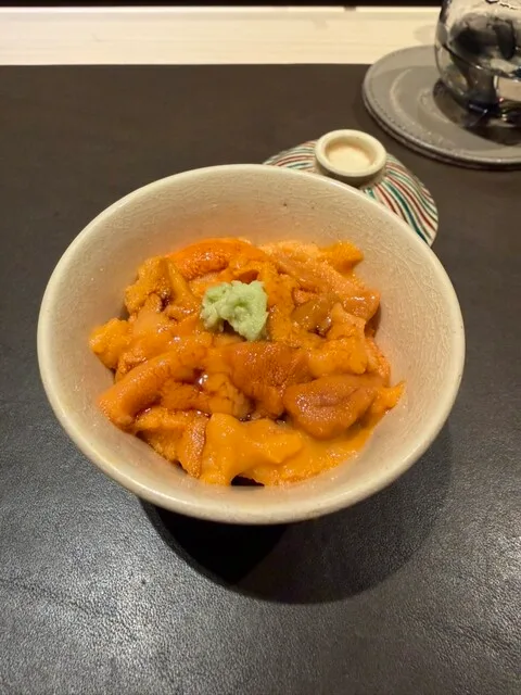 스시 오오하타의 와사비를 올린 성게알 한 그릇