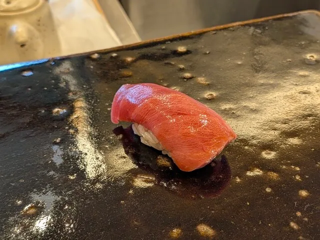 스시 호시야마의 주황빛이 도는 참치 초밥