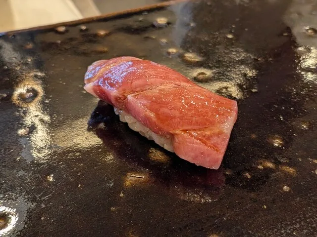 스시 호시야마의 칼집을 낸 분홍빛 참치 초밥