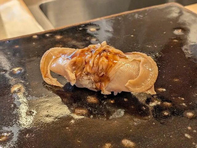 스시 호시야마의 조개 살을 펼쳐 올린 초밥