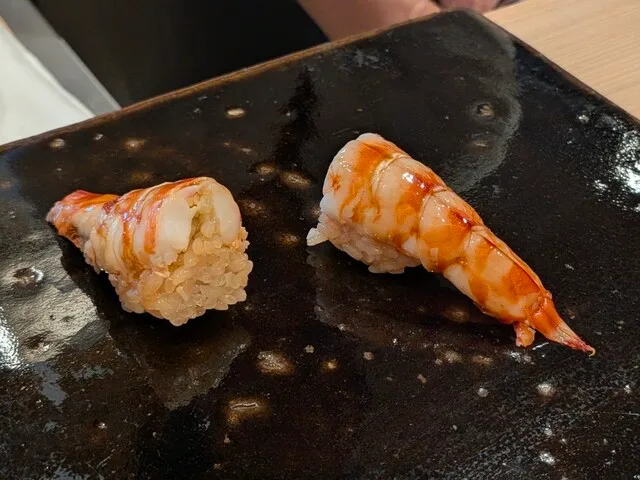 스시 호시야마의 반으로 나눈 새우 초밥