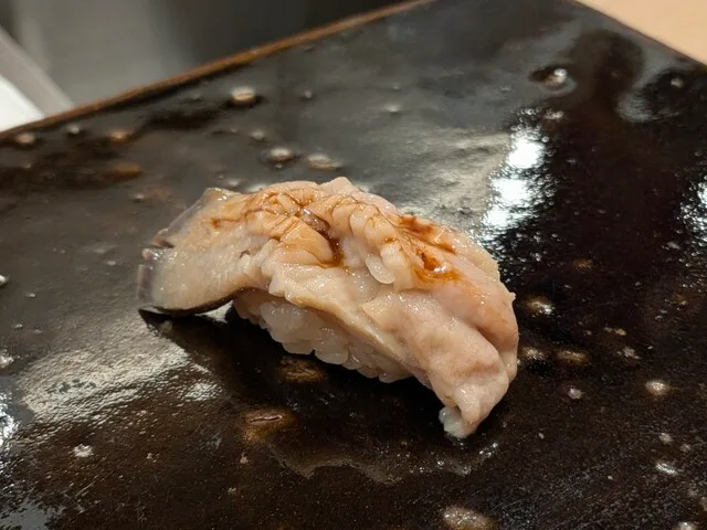 스시 호시야마의 갈색 소스를 바른 장어 초밥