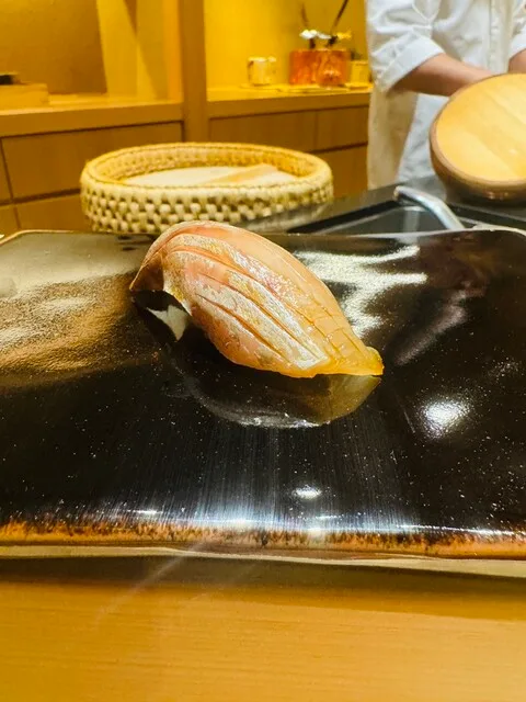 오사카 텐만구 스시 토요나가의 길게 칼집을 낸 생선 초밥