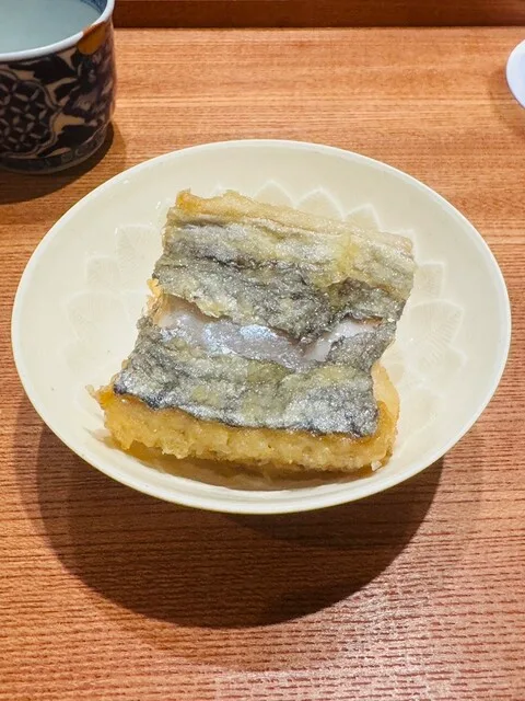 오사카 텐만구 스시 토요나가의 껍질이 붙은 생선튀김