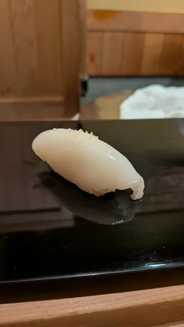 진세이의 검은 받침 위의 오징어 초밥