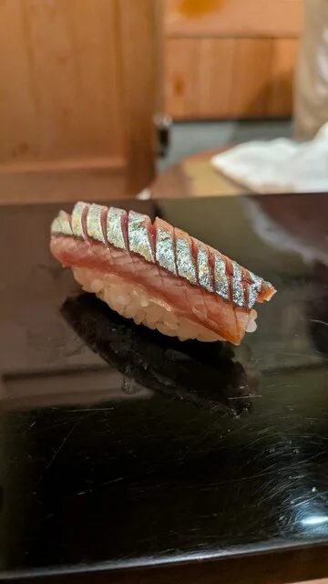 진세이의 칼집을 낸 은빛 생선 초밥