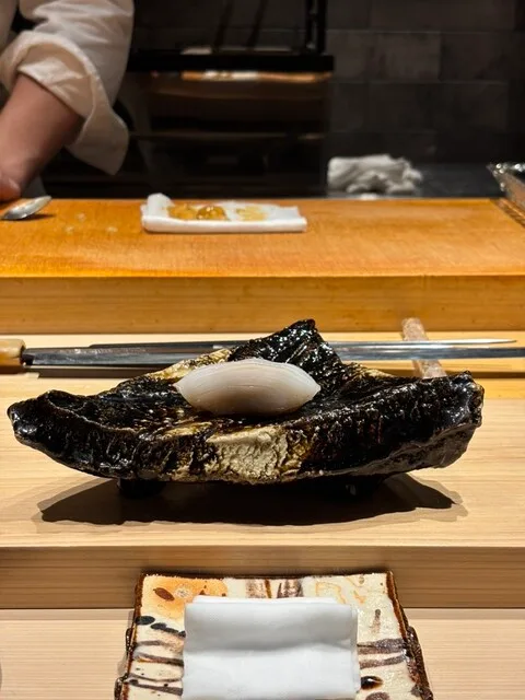 카타오카 아츠시의 검은 접시 위의 오징어 초밥