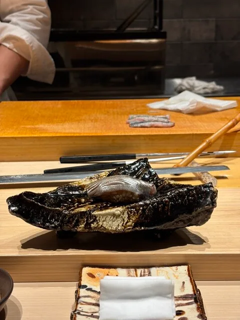 카타오카 아츠시의 은빛 껍질이 붙은 생선 초밥