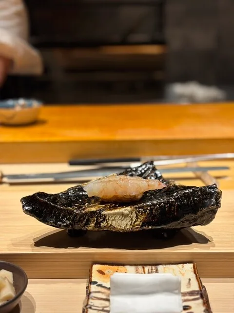 카타오카 아츠시의 잘게 칼집을 낸 흰살생선 초밥
