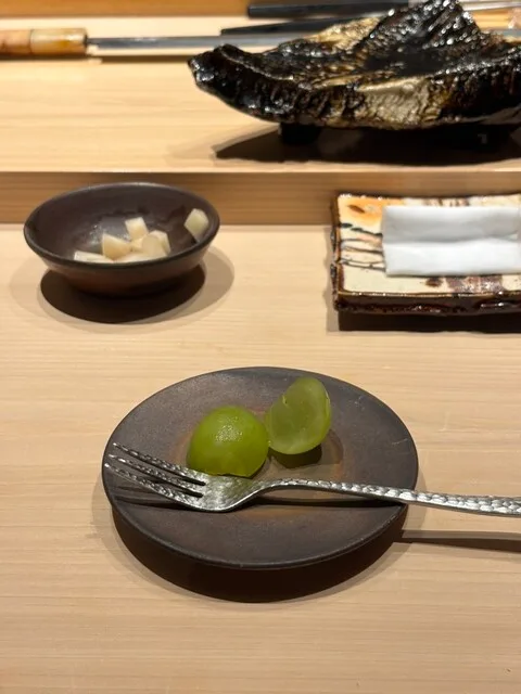 카타오카 아츠시의 작은 접시에 담긴 청포도 후식