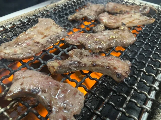 전기 그릴 불판위에 올라가 있는 소라 쓰루하시 소혼텐의 고기