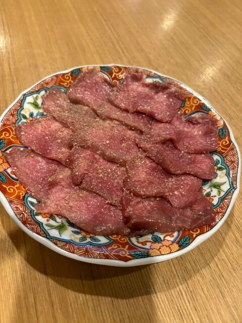 야키니쿠 미카즈키 텐진바시점의 접시에 펼쳐 담은 얇은 양념 고기