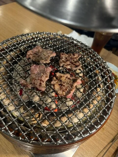 야키니쿠 미카즈키 텐진바시점의 숯불 석쇠 위에서 굽는 고기