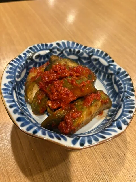 야키니쿠 미카즈키 텐진바시점의 푸른 무늬 접시에 담긴 오이김치