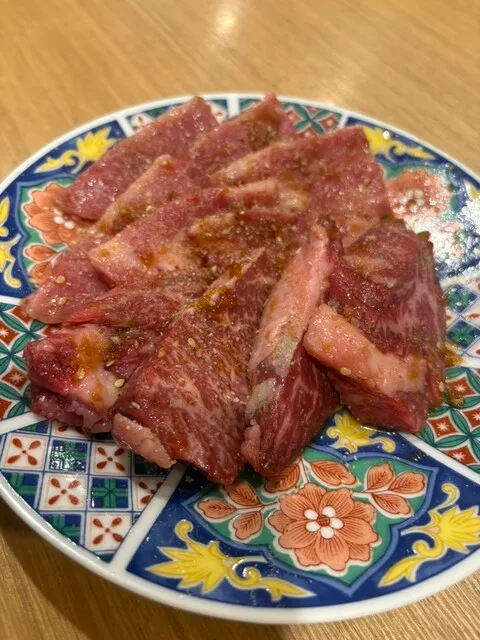 야키니쿠 미카즈키 텐진바시점의 마블링이 보이는 두툼한 양념 소고기