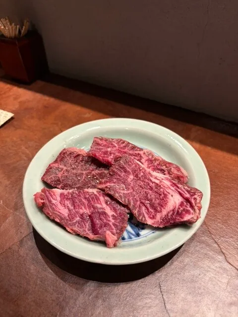 야키니쿠야 KEIZO의 접시에 담긴 두툼한 소고기 세 조각