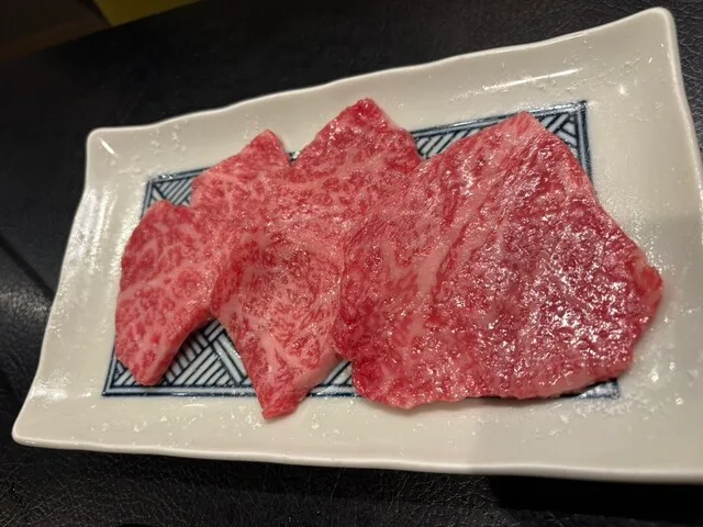 쿄쇼우란 혼점의 직사각 접시에 담긴 얇게 썬 소고기