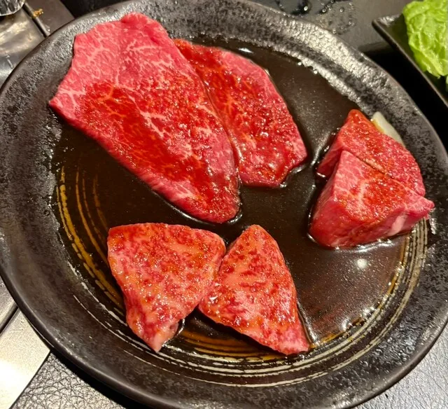 쿄쇼우란 혼점의 검은 접시에 담긴 양념 소고기 모둠