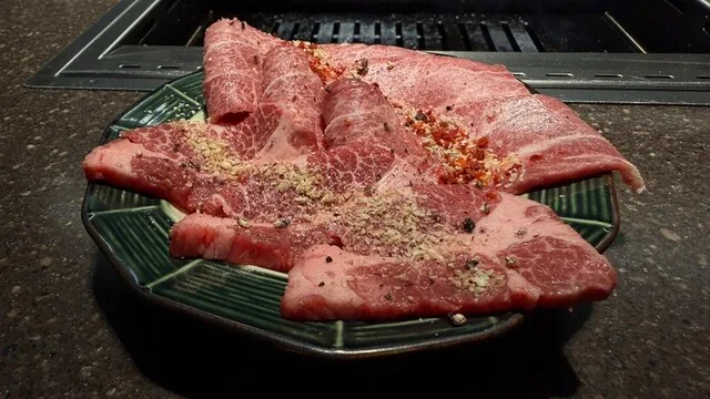 Kuku의 여러 모양으로 썰어 양념을 뿌린 등심