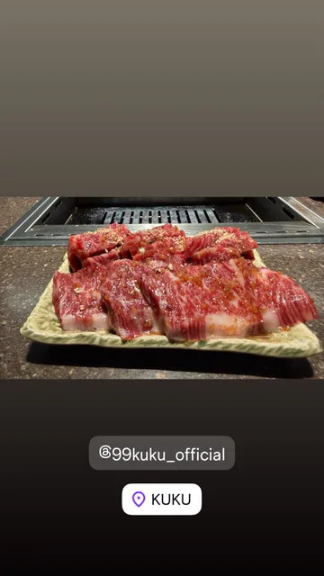 Kuku의 직사각 접시에 쌓아 담은 양념 갈비