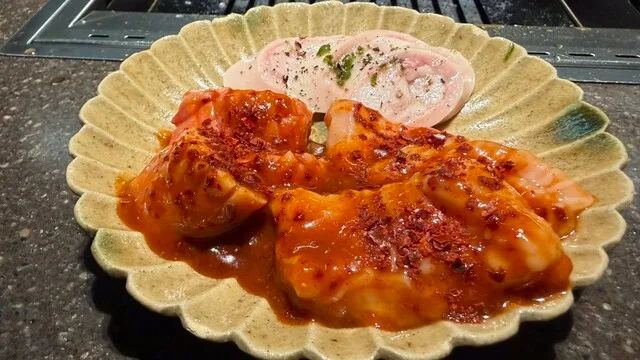 Kuku의 붉은 양념과 흰 양념의 내장 모둠