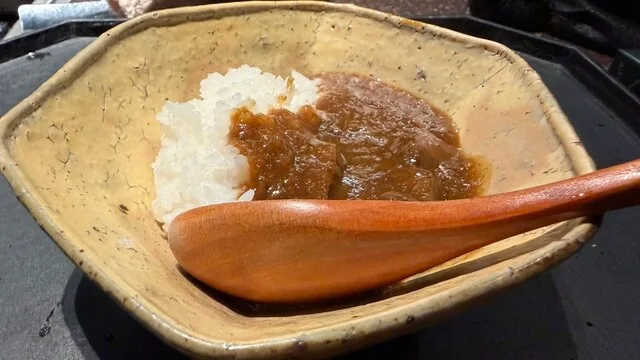 Kuku의 작은 그릇에 담긴 카레라이스