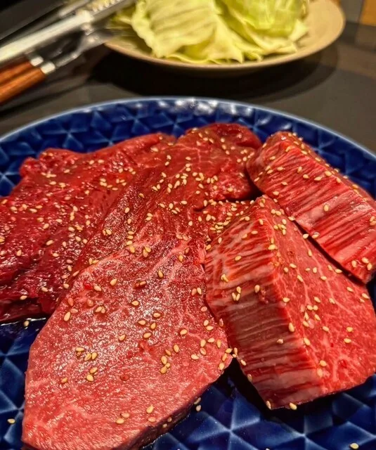 나라키미야 벳테이 자쿠로의 푸른 접시에 담긴 두툼한 샤토브리앙