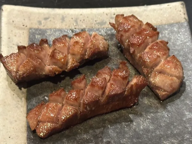 니쿠쇼우 나카타 혼점의 접시에 담긴 노릇하게 구운 칼집 고기