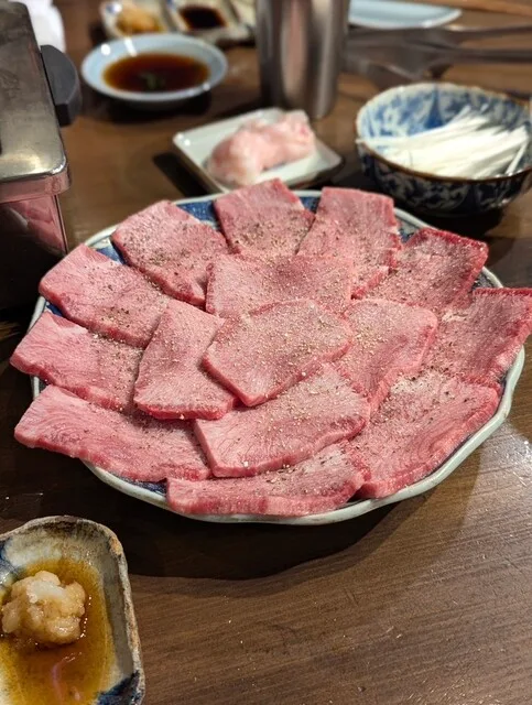 쿄라쿠 야키니쿠 포메의 얇은 우설을 겹겹이 쌓은 모둠 접시