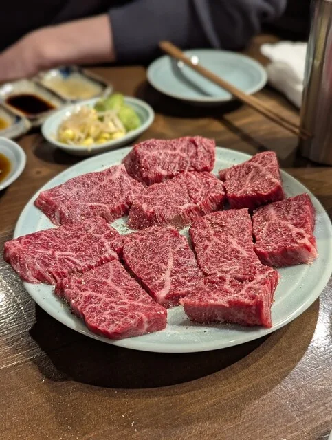 쿄라쿠 야키니쿠 포메의 두툼한 사각 소고기 등심을 펼쳐 담은 접시