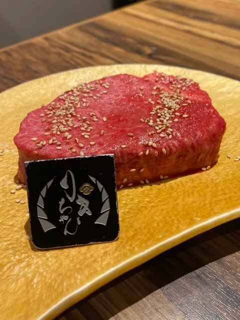 쿠로게와규 헤레니쿠 센몬텐 스미비야키니쿠 리키짱 키타하마점의 깨를 뿌린 두툼한 안심 한 덩이